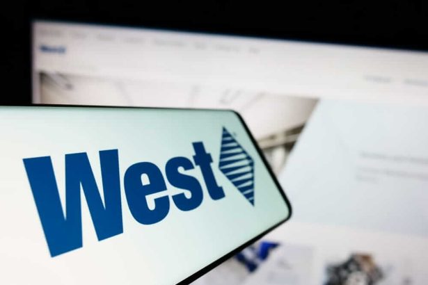 Is WST Underperforming the Healthcare Sector?