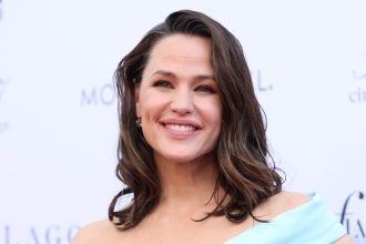 Jennifer Garner’s Winter ‘Maxi’ Coat Look Is Secretly on Amazon