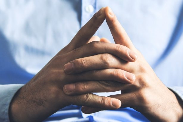 Specific Hand Gestures Can Make You Instantly More Persuasive, Study Says : ScienceAlert