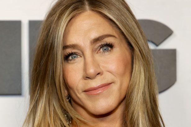 Jennifer Aniston Enlists Courteney Cox to (Briefly) Go Brunette