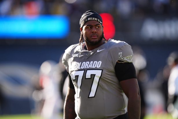 CFB fans erupt over Jordan Seaton meeting Oregon’s Dan Lanning after LSU visit