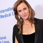 Copy Jennifer Garner’s Cozy-Girl Knit Sweater for Just 