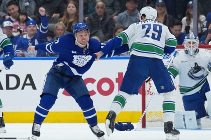 Fans react as 5-foot-10 Leafs forward dominates 6-foot-5 Canucks D-man in brawl