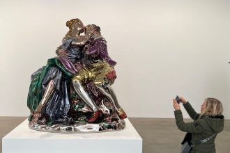 Jeff Koons’s Reflective Sculptures Mirror the One Percent