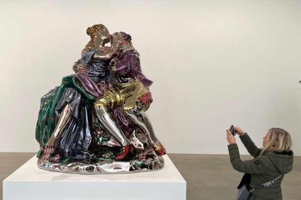 Jeff Koons’s Reflective Sculptures Mirror the One Percent
