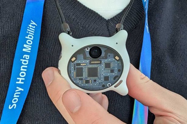 Looki L1 AI Pendant Hands-on: Ridiculous, But I Kind Of Love It