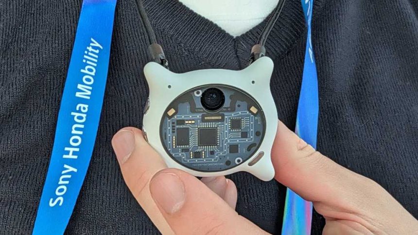 Looki L1 AI Pendant Hands-on: Ridiculous, But I Kind Of Love It