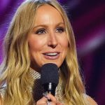 Nikki Glaser Admits There’s A Golden Globes Gag About A Celeb She’s Struggling With