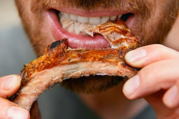Study Finds Meat Eaters Are More Likely to Live to 100, But There’s a Catch : ScienceAlert