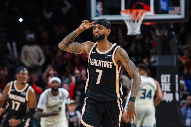 “They scapegoated Trae Young” – NBA Fans Roast Hawks for Recording Worst 3-Point Shooting Half in League History