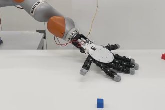 This detached hand robot has a thing for skittering on its fingertips