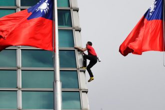 U.S. rock climber Alex Honnold reaches top of Taipei skyscraper without ropes : NPR