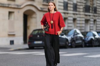 17 Colorful Short-Sleeve Tops that Flatter Large Arms