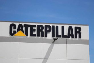 Are Wall Street Analysts Predicting Caterpillar Stock Will Climb or Sink?
