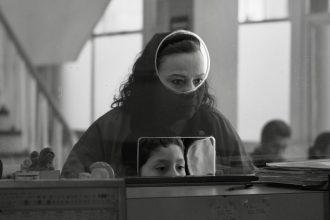 Berlinale ‘Flies’ by Fernando Eimbcke Explores Intergenerational Bonds