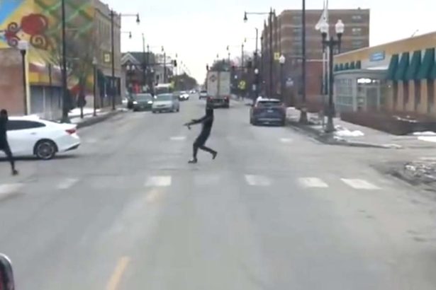 Caught on camera: Brazen daylight shooting leaves 1 dead, 1 injured on South Side