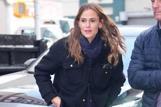 Copy Jennifer Garner’s Flattering Baggy Jeans Look for Just 