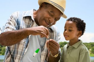 Helping Your Grandkids Could Have a Surprising Brain Benefit, Study Finds : ScienceAlert