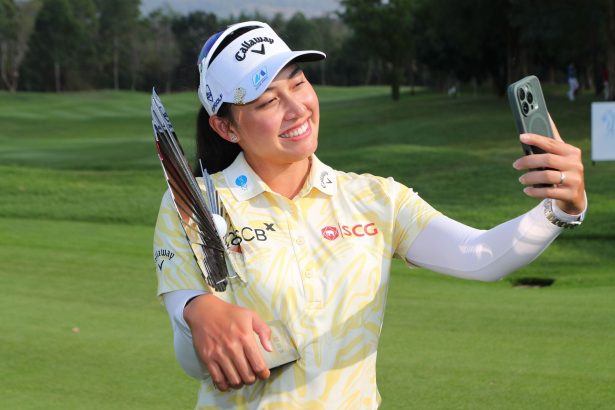 How much did each golfer win from the .8M purse?