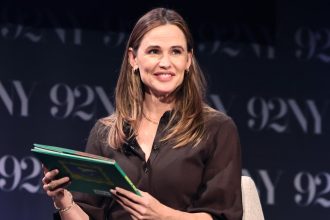 Jennifer Garner Wore This Comfy Trousers Look on Amazon