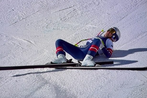 Lindsey Vonn suffers crash at Olympics, is flown away by helicopter