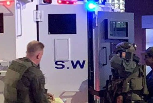 Man with machete surrenders after 3-hour SWAT standoff on Northwest Side