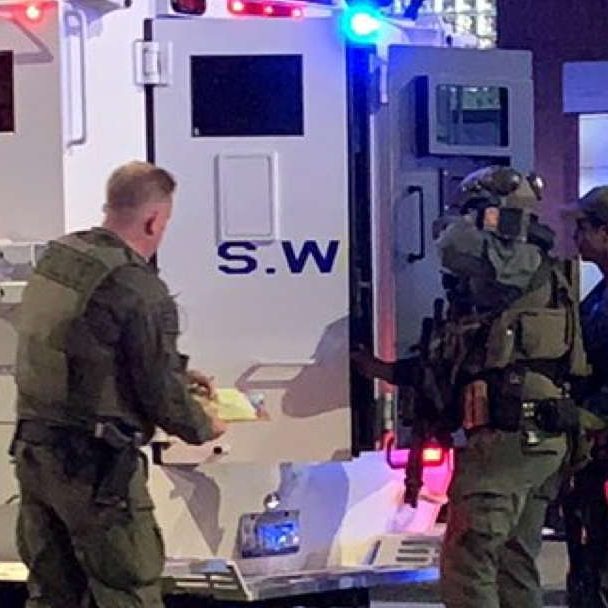 Man with machete surrenders after 3-hour SWAT standoff on Northwest Side