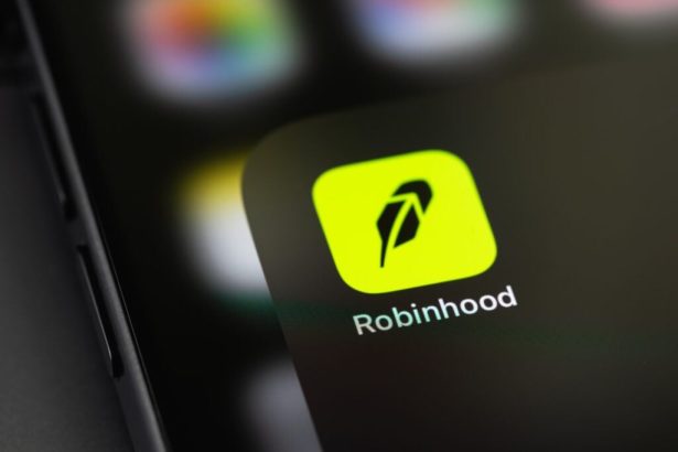 Robinhood Launches B Fund To Give Retail Investors Access To Space X, Stripe