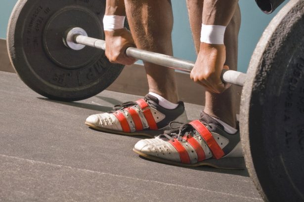 Scientist Reveals The Best Shoes to Wear While Lifting Weights : ScienceAlert