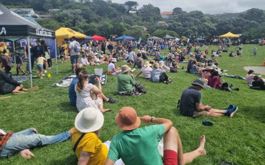 Thousands still attend festival after sewage spill