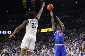 Top 5 men’s basketball team in 2026 AP Top 25 Poll after Week 15 ft. Michigan, Duke rise and more 