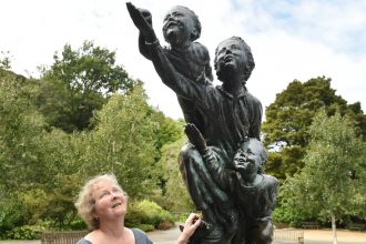 Wendy model visits statue for first time