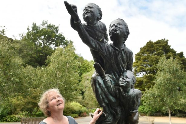 Wendy model visits statue for first time