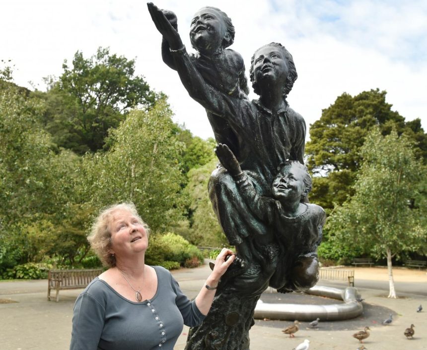 Wendy model visits statue for first time