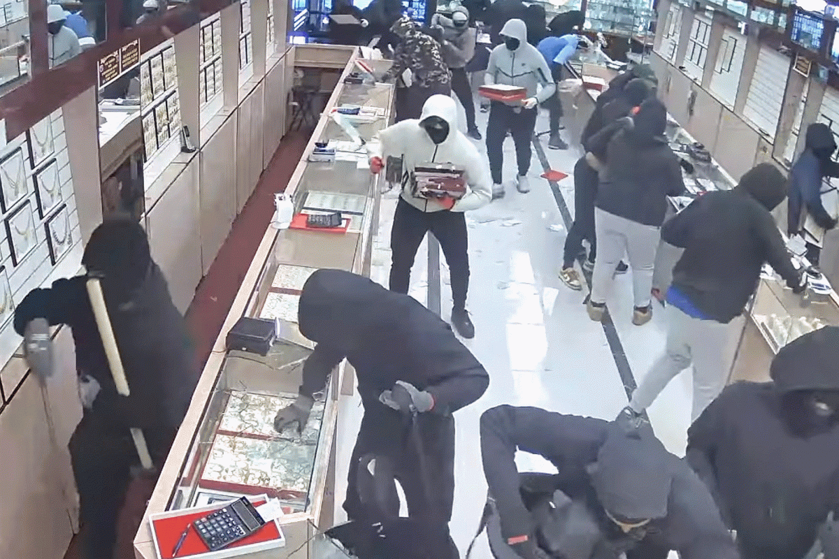 Brazen robbery crew storms California jewelry store, steals .7M in just 70 seconds: video