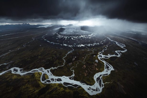 Dani Guindo’s Dramatic Aerial Photos Reveal the Ghostly Outline of an Icelandic Glacier — Colossal