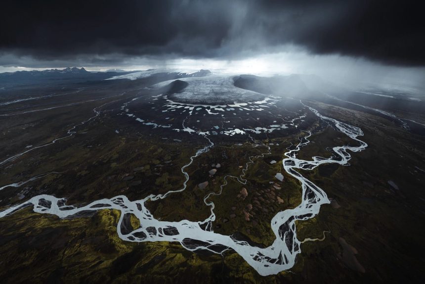 Dani Guindo’s Dramatic Aerial Photos Reveal the Ghostly Outline of an Icelandic Glacier — Colossal