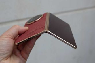 I Tried Honor’s Magic V6 Folding Phone: How it Compares to Samsung and Motorola