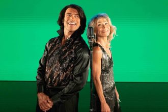 ‘Live With Kelly and Mark’ Parody ‘Song Sung Blue’ in Post-Oscar Promo