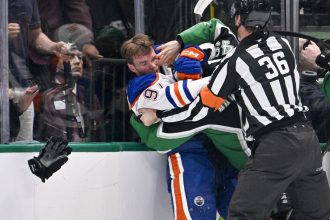 NHL fans react as Connor McDavid throws hands with Stars rookie in heated scrum