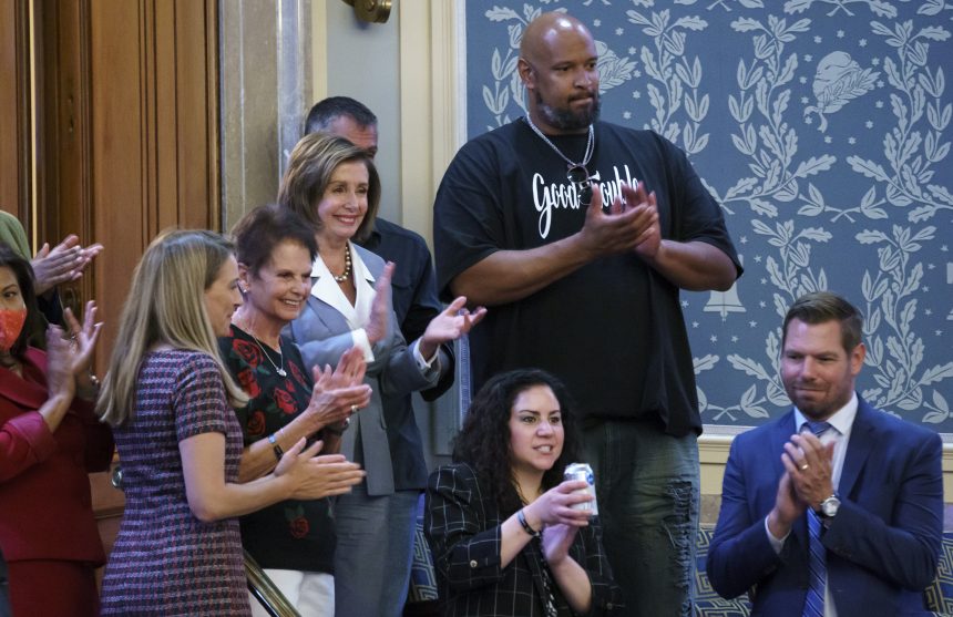 Pelosi backs former Capitol Police officer over Hoyer’s preferred successor in Maryland