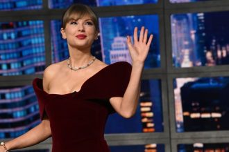 Yes, Taylor Swift’s Flower Claw Clip Look Is on Amazon for 