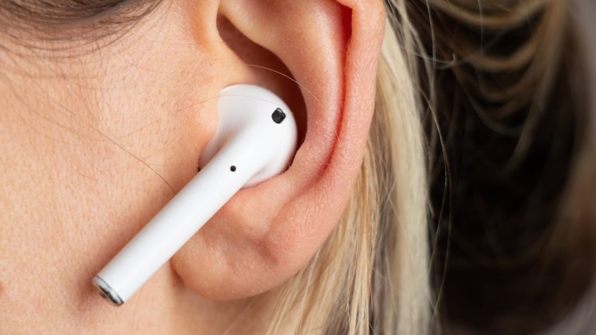 Your Earbuds Might Be Raising Your Risk of Infection, Expert Warns : ScienceAlert