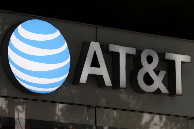 AT&T adds more wireless subscribers than expected as bundling pays off