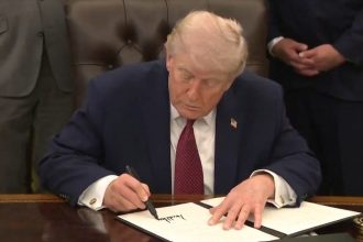 Cognitively Declining Trump Wants Praise For Being Able To Sign His Name