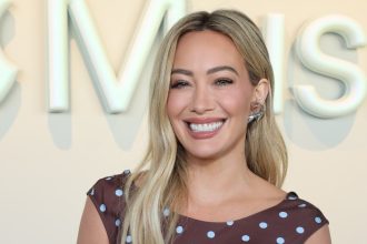 Hilary Duff Recalls Giving Birth in a ‘Spandex Turtleneck’