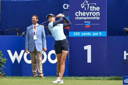 How much will each golfer earn from the M purse?