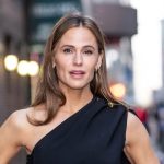 Jennifer Garner’s Quarter-Zip Pullover Look Is on Amazon