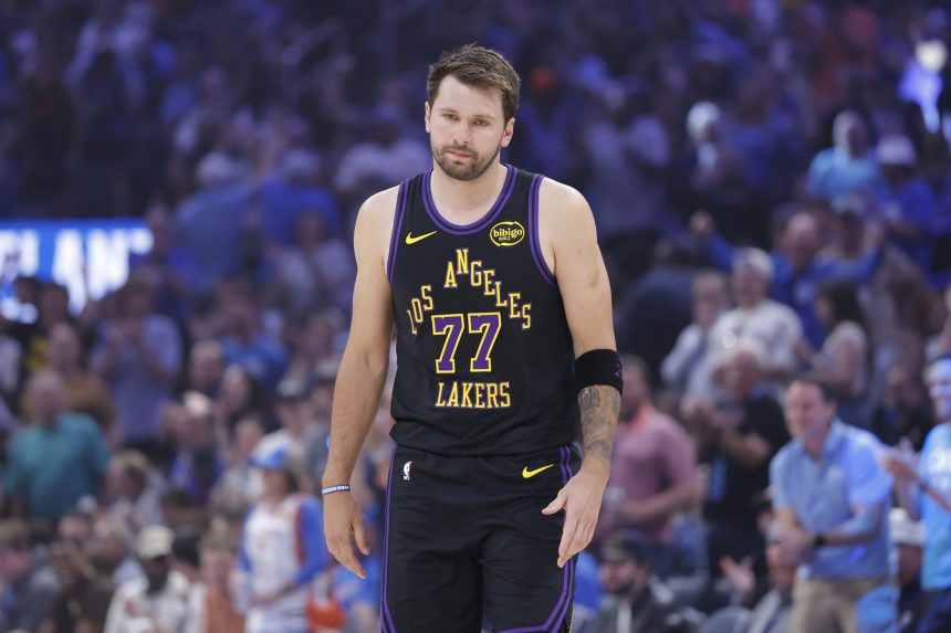 Lakers fans fear the worst after Luka Doncic goes down with brutal injury 