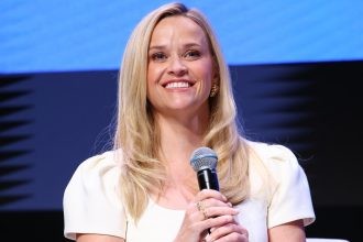 Reese Witherspoon Wore Loose Jeans in New York